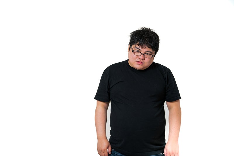 放心状態で立ち尽くす眼鏡男子の写真
