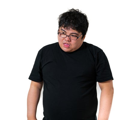 うつけたように立ち尽くす眼鏡男子の写真