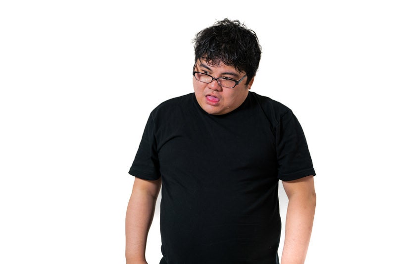 うつけたように立ち尽くす眼鏡男子の写真