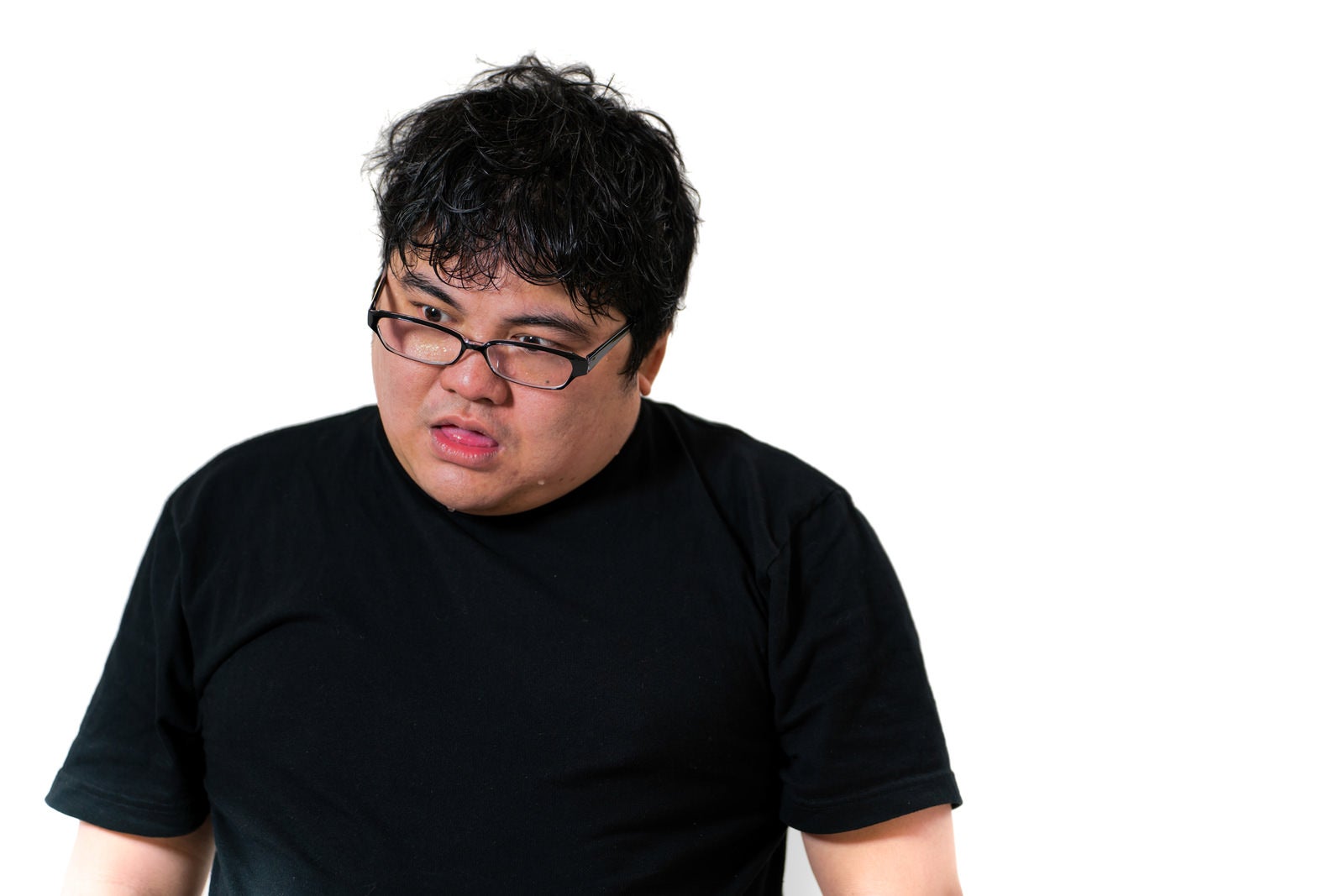 「愕然とした表情を浮かべるメガネ男子」の写真［モデル：段田隼人］