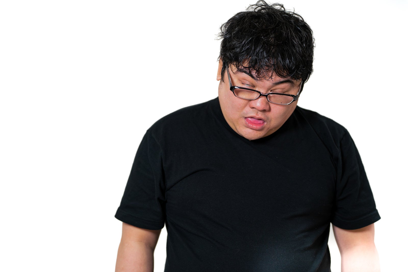 「酩酊状態のメガネ男子」の写真［モデル：段田隼人］