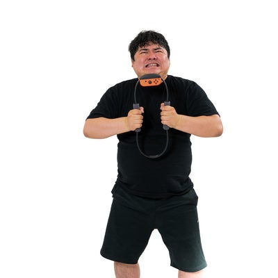 力を込めてトレーニングに励む男性の素材