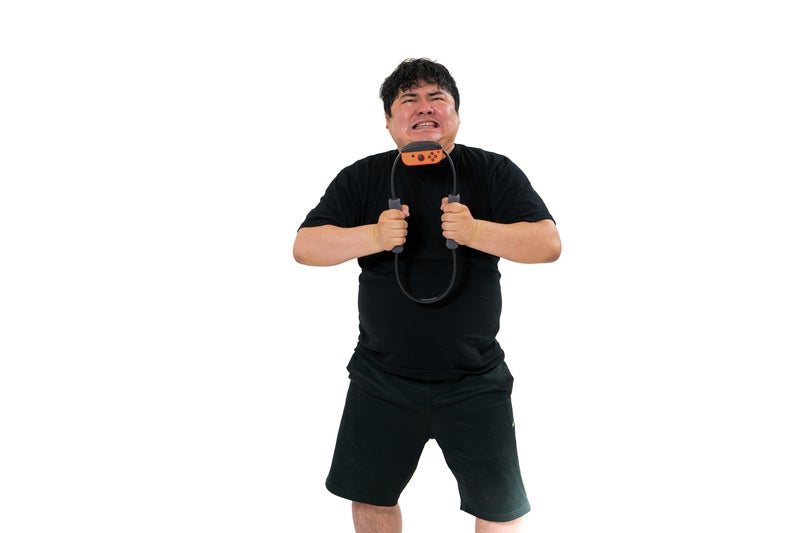力を込めてトレーニングに励む男性の写真