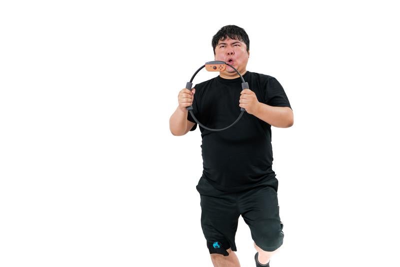 ダイエットゲームで走るぽっちゃり男性の写真