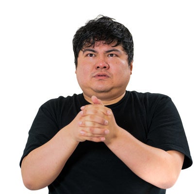 胸の前で手を握り真剣な表情を浮かべる男性の素材