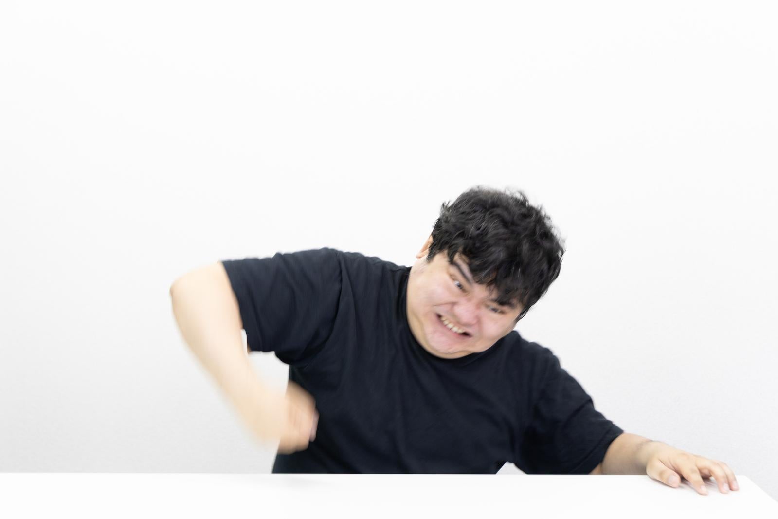 「断食二日目で限界に達し、無を食べ始めた」の写真［モデル：段田隼人］