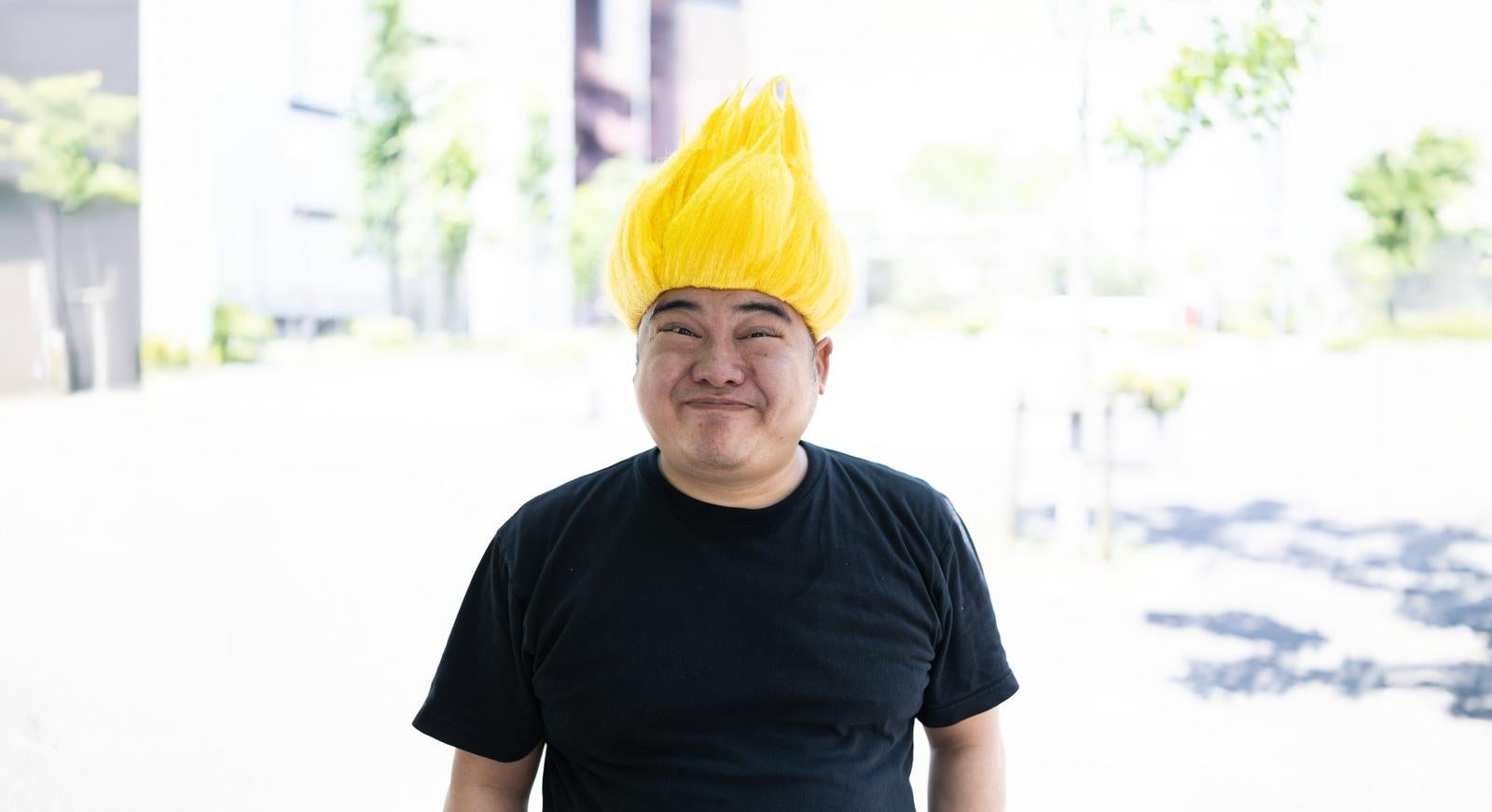 「熱狂的なファン「バイアズーラ！バイアズーラ！」」の写真［モデル：段田隼人］