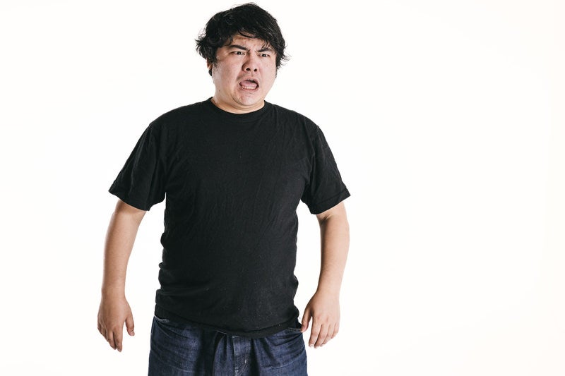 凄みを利かせて威嚇する男性