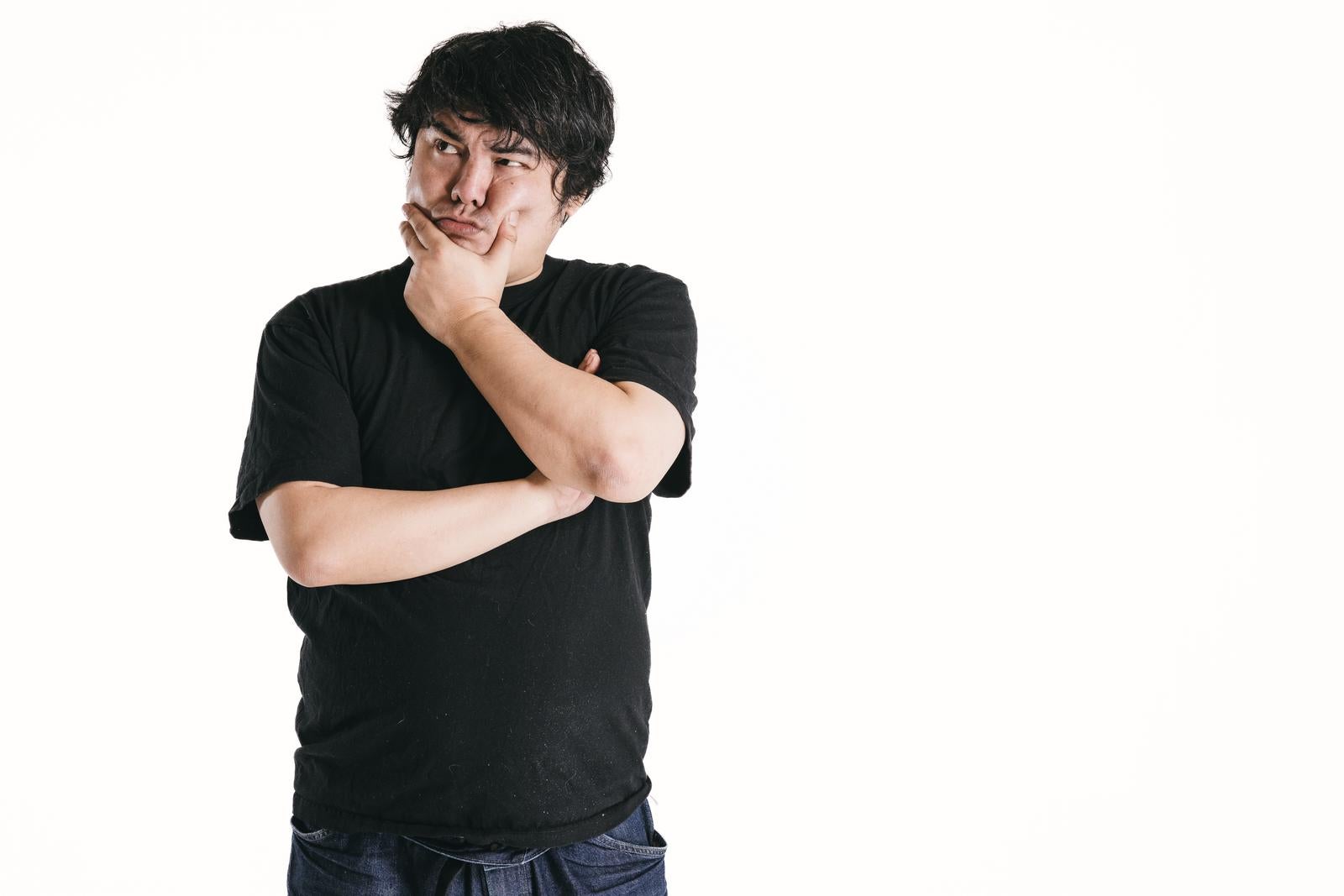 「思考の渦頭をひねる男」の写真［モデル：段田隼人］