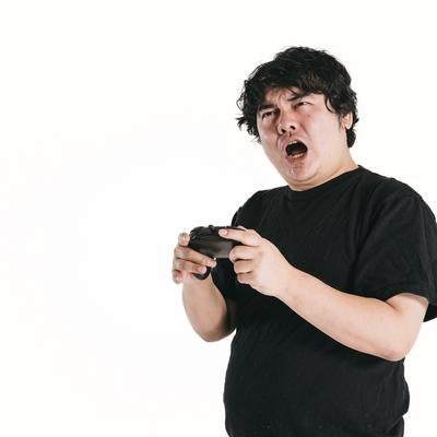 ゲームの難しさに苦い表情の男性の写真