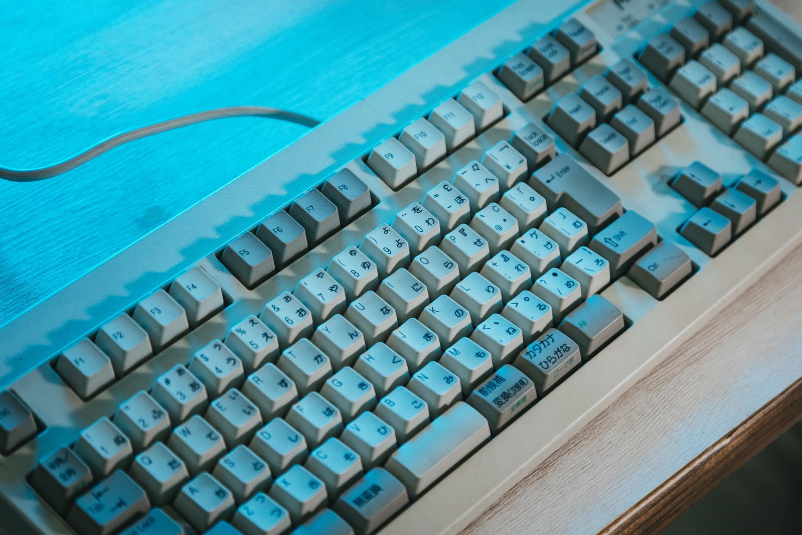 「分厚い昔のキーボード」の写真