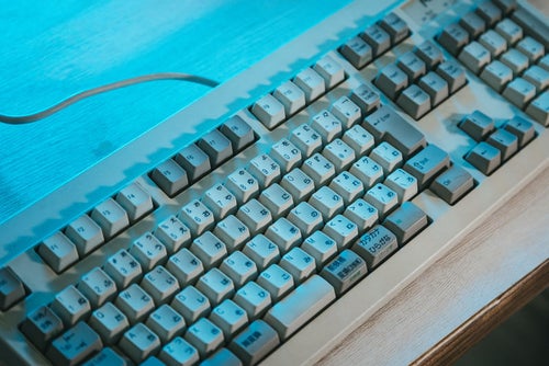 分厚い昔のキーボードの写真