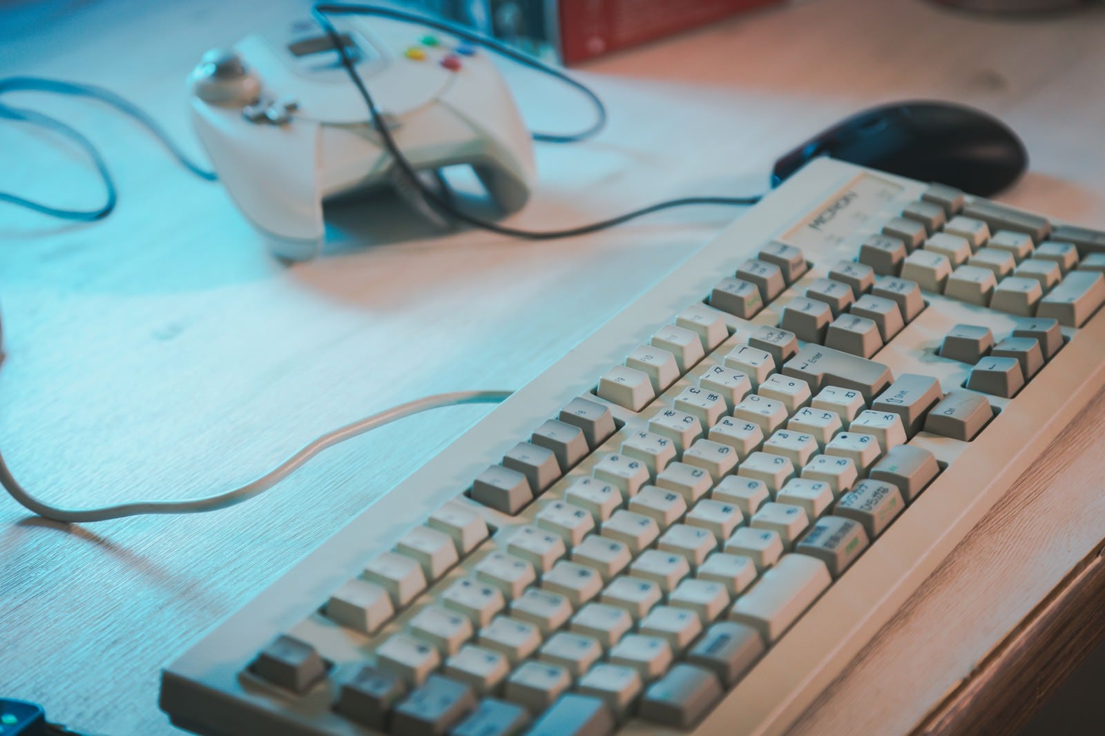 「デスク上の古いキーボード」の写真