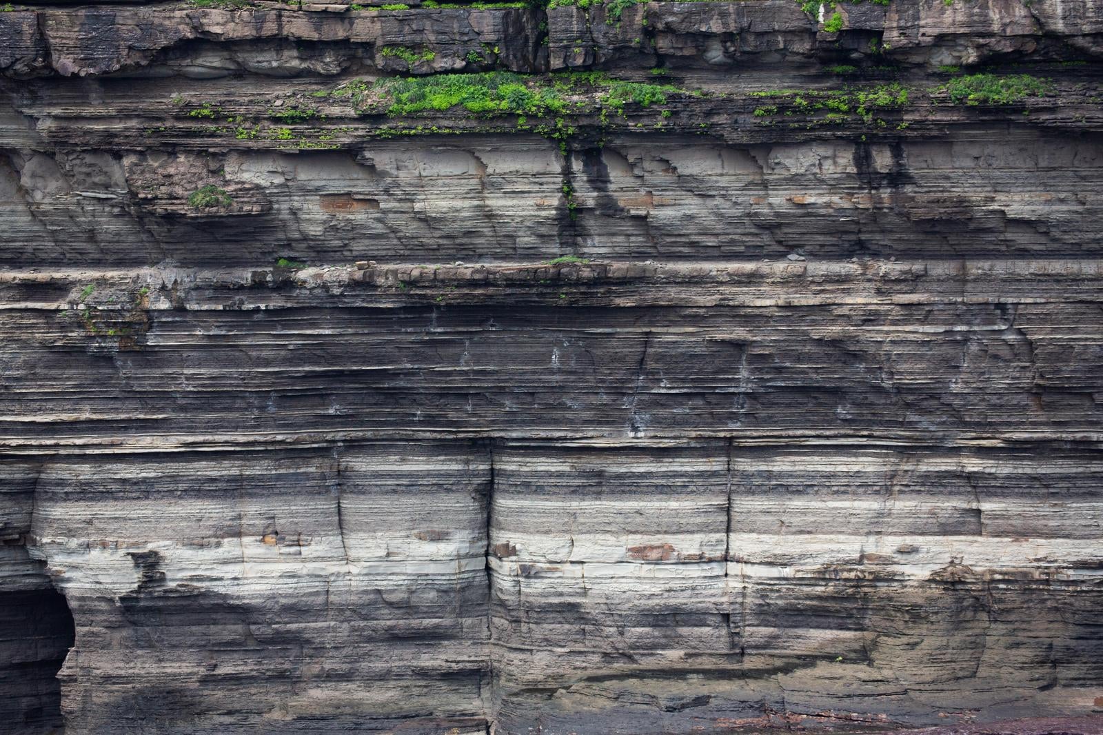 「自然侵食で露出した岩盤」の写真