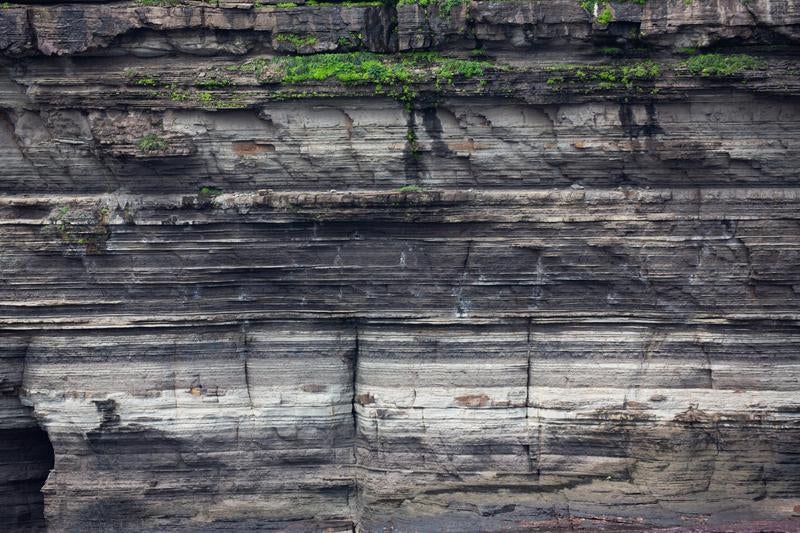自然侵食で露出した岩盤の写真