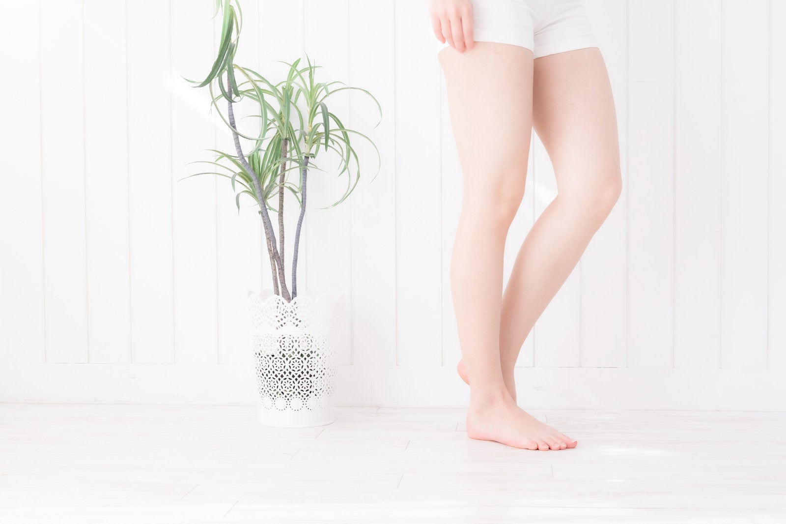 「細い女性の脚」の写真［モデル：川子芹菜］