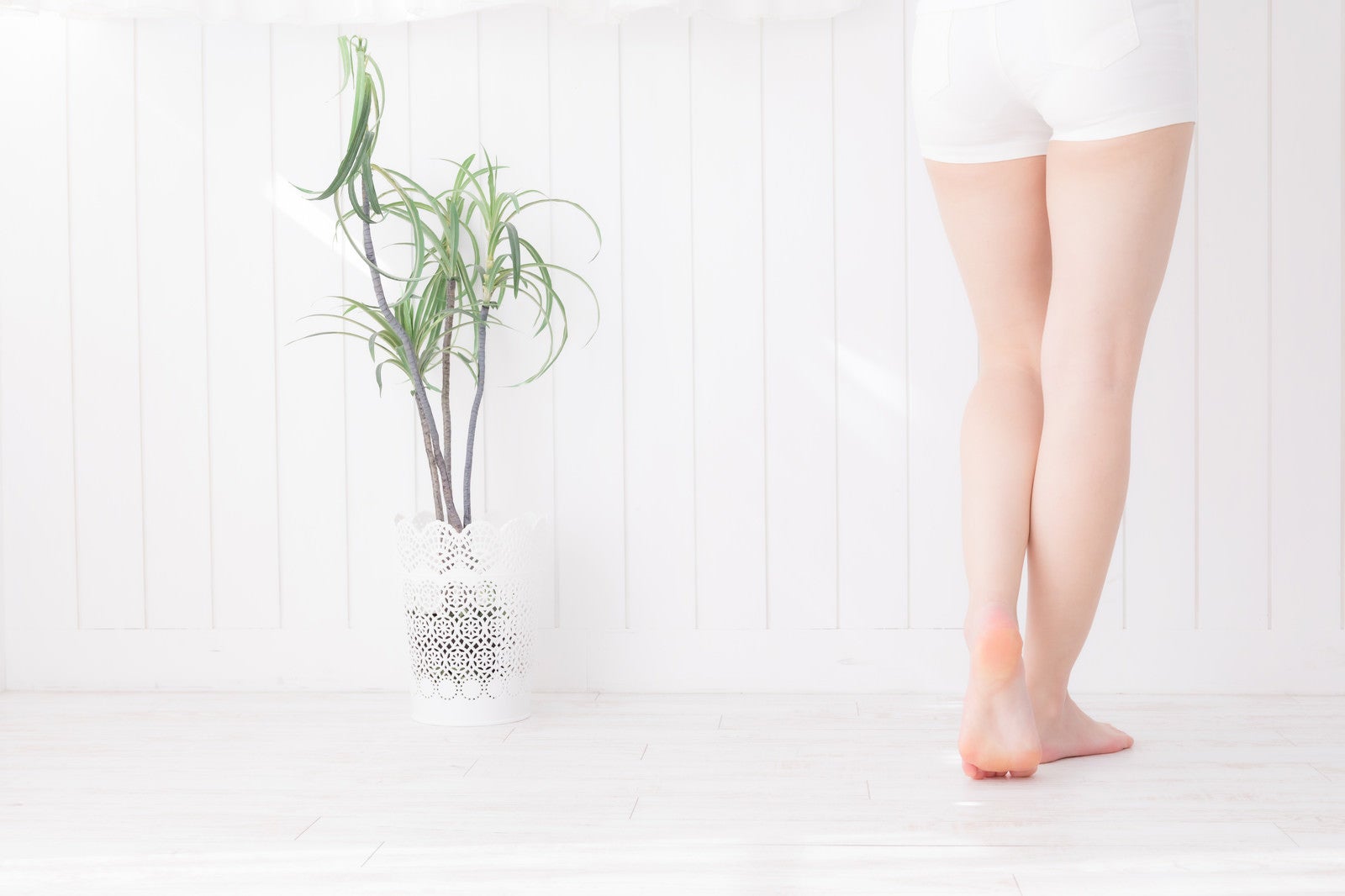 「後ろから見た女性の足」の写真［モデル：川子芹菜］