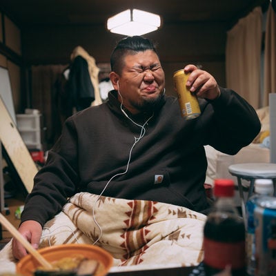 イヤホンを付けて缶ビールを飲むデブ男子の素材