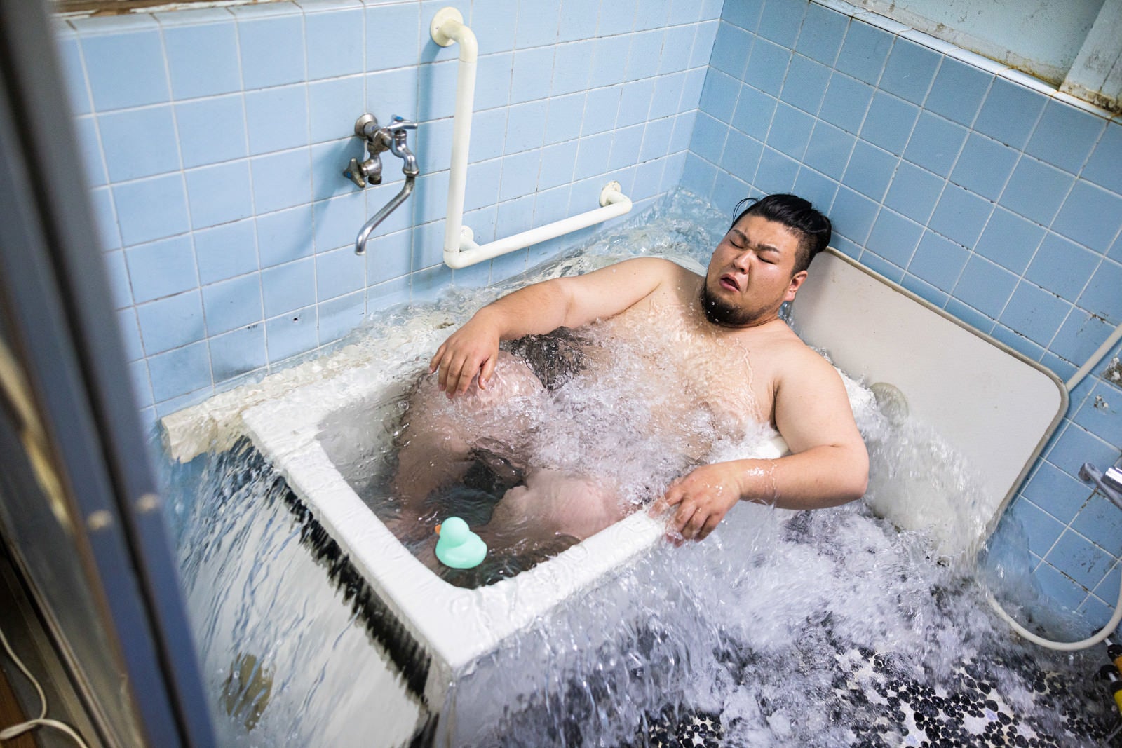 「160キロ超の肥満男子が湯船に浸かった瞬間」の写真［モデル：ノリックス］