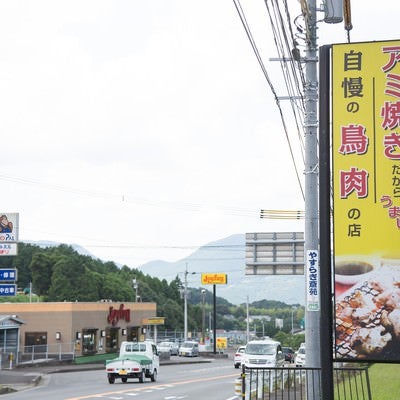 伊万里市の人気店ドライブイン鳥の看板と道路の写真