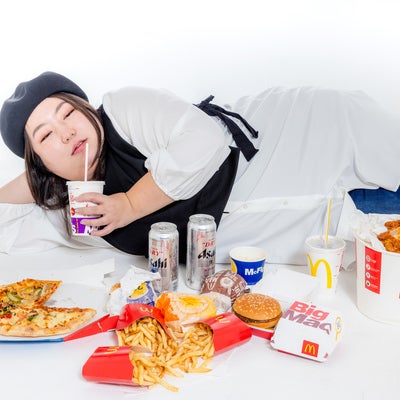 「あーうめぇ」食後すぐに横たわる女性の写真