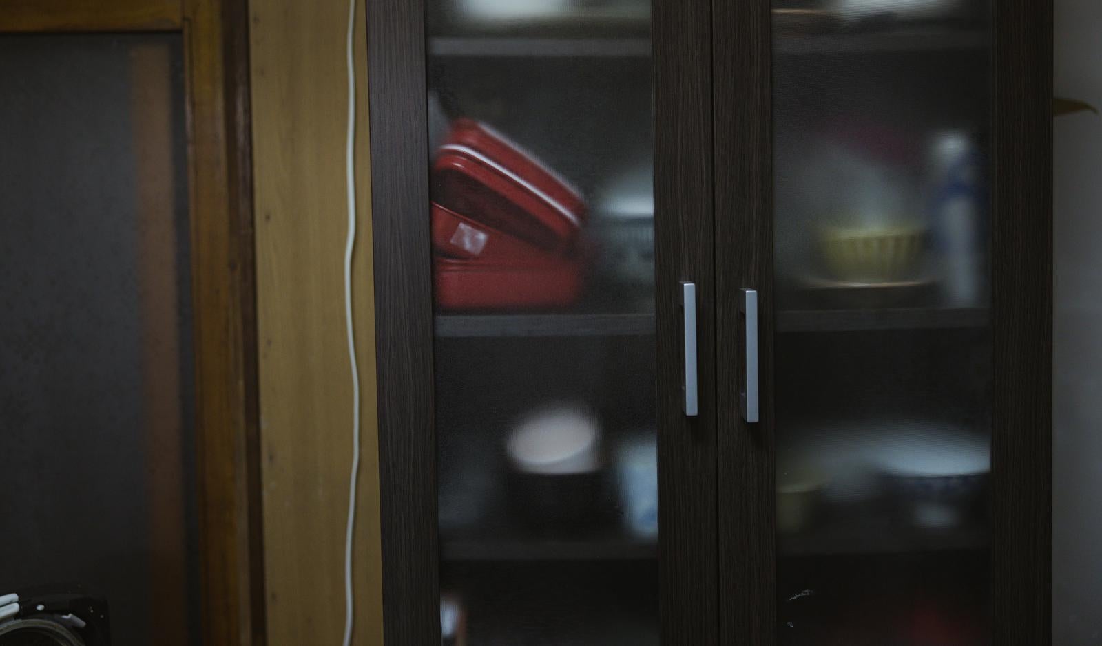 「薄暗い食器棚」の写真
