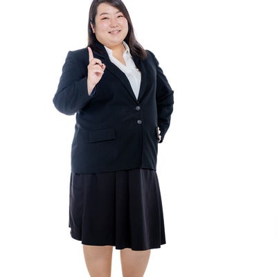 1キロ痩せましたと人差し指を立てる女性会社員の写真