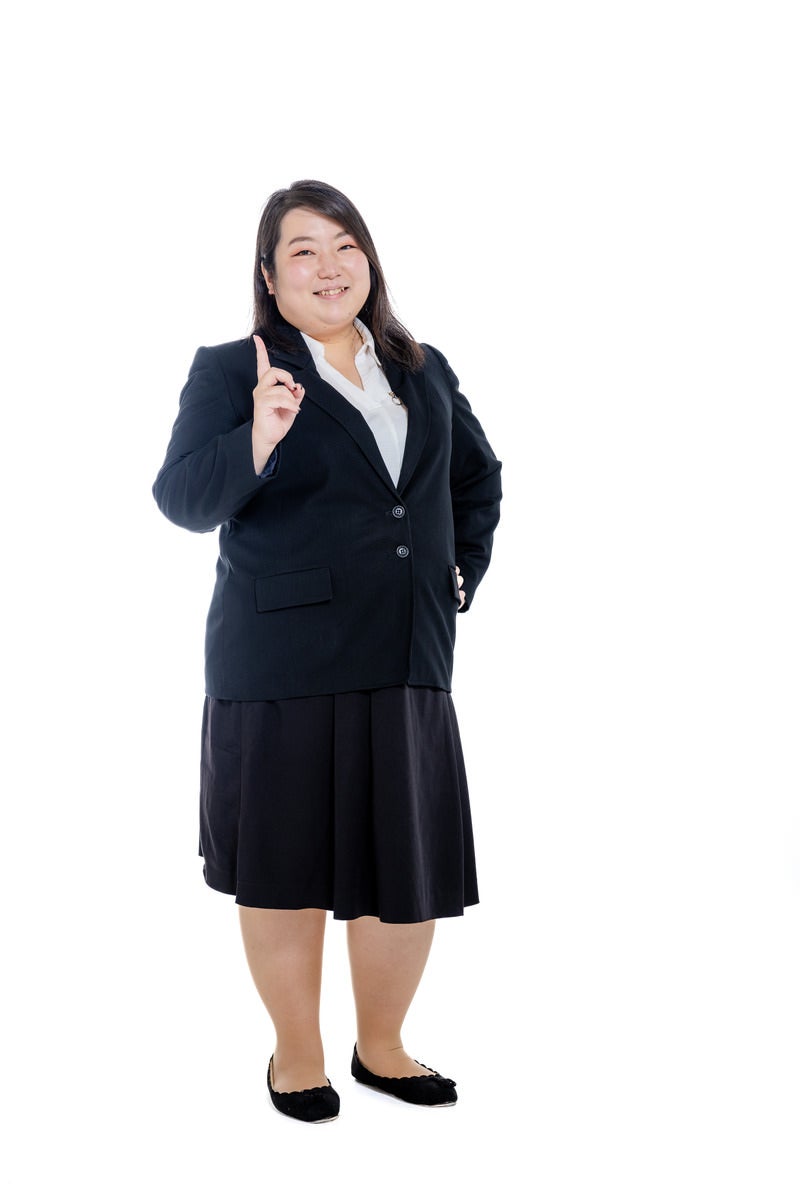 1キロ痩せましたと人差し指を立てる女性会社員の写真