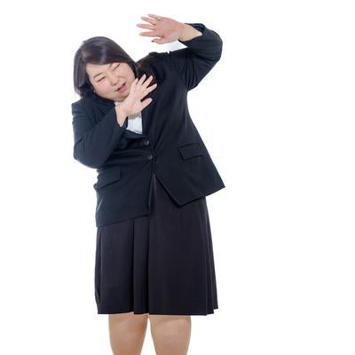 両手で防御するビジネスウーマンの写真