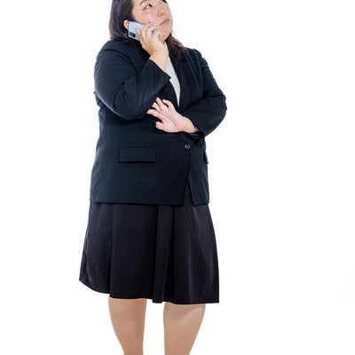 通話中の女性会社員の写真