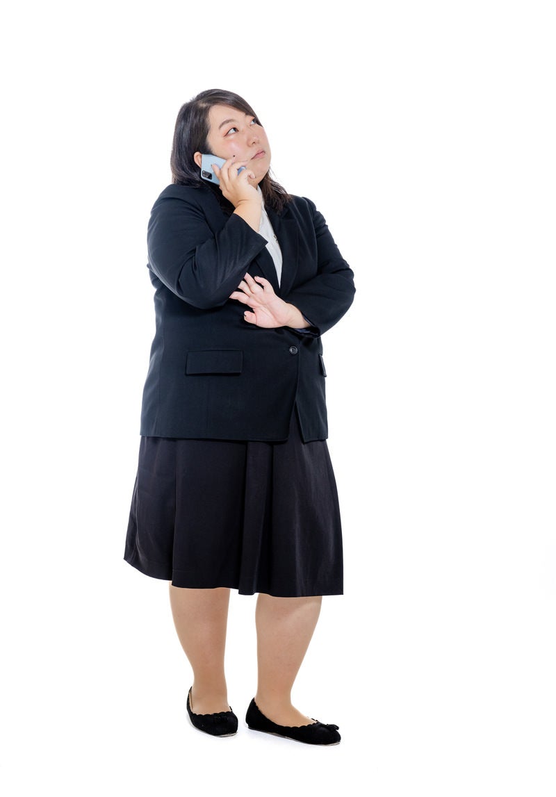 通話中の女性会社員の写真