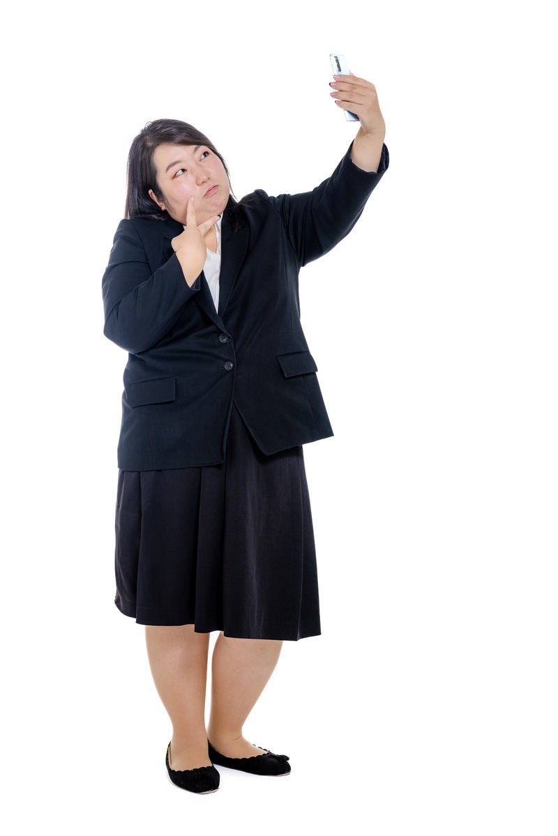 自分撮りする女性会社員の写真