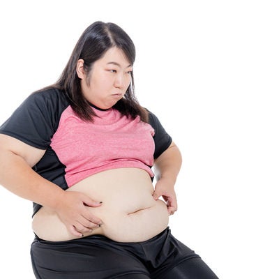 皮下脂肪を気にする女性の写真