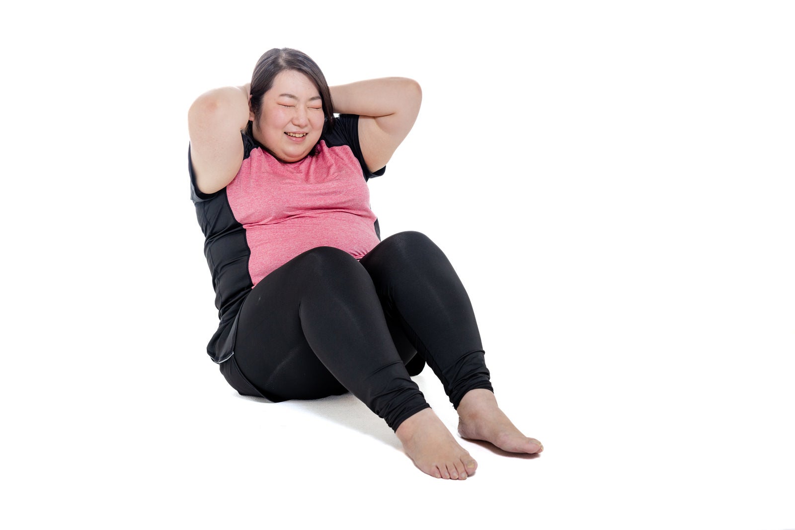 「腹筋に励むダイエット中の膨よかな女性」の写真［モデル：KANA］