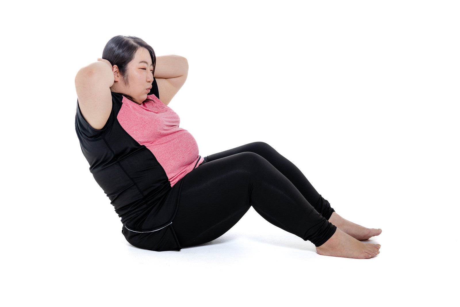 「腹筋中の膨よかな女性」の写真［モデル：KANA］