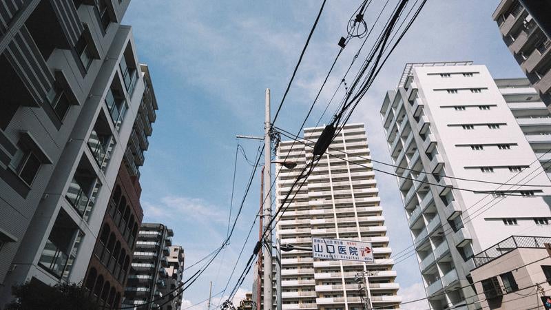 都市の空と電線の写真