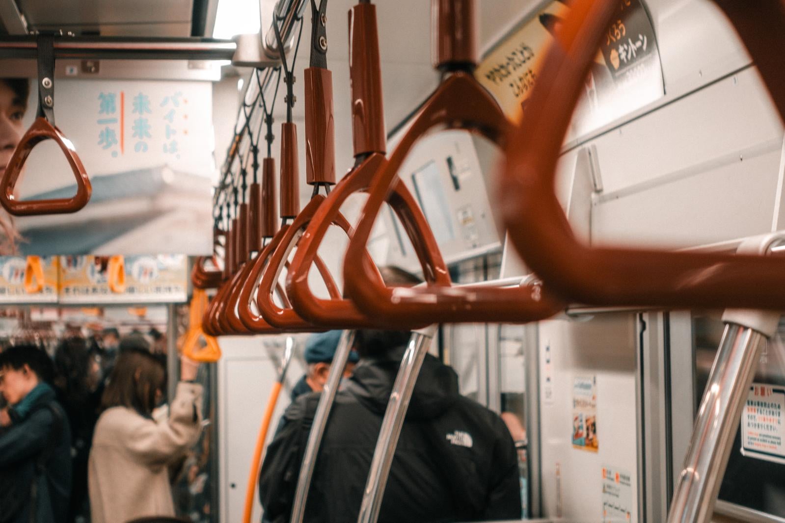 「混雑する車内と吊り革」の写真