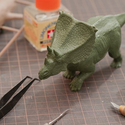 恐竜のプラモデルを工作の写真
