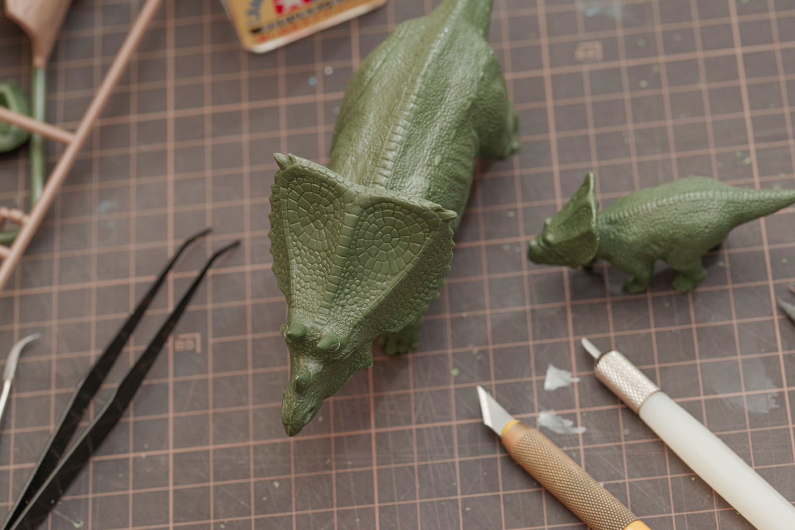 「恐竜のプラモデルと工具類」の写真