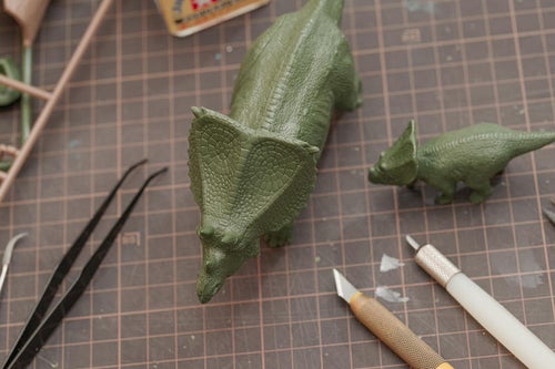 恐竜のプラモデルと工具類の写真