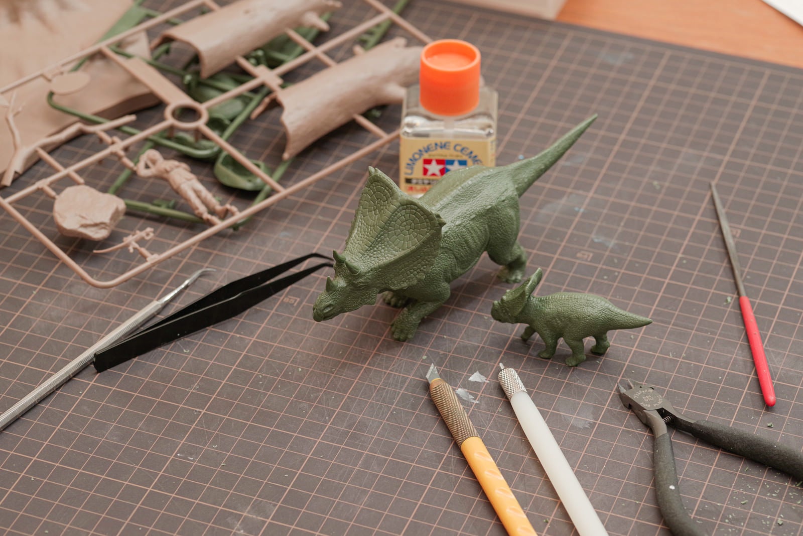 「完成した恐竜の親子のプラモデル」の写真
