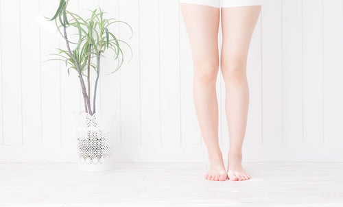 素足の女性の足元の写真