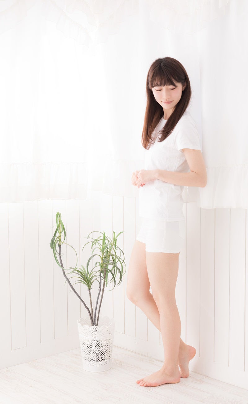「白いカーテンの前に立つ女性」の写真［モデル：川子芹菜］