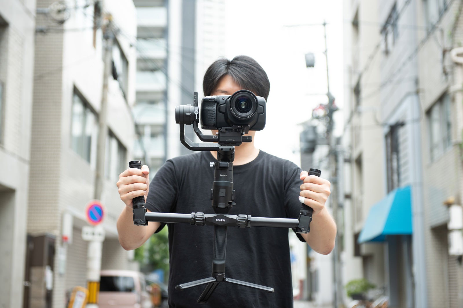 「カメラの水平を保つジンバル撮影」の写真［モデル：瀧野恵太］