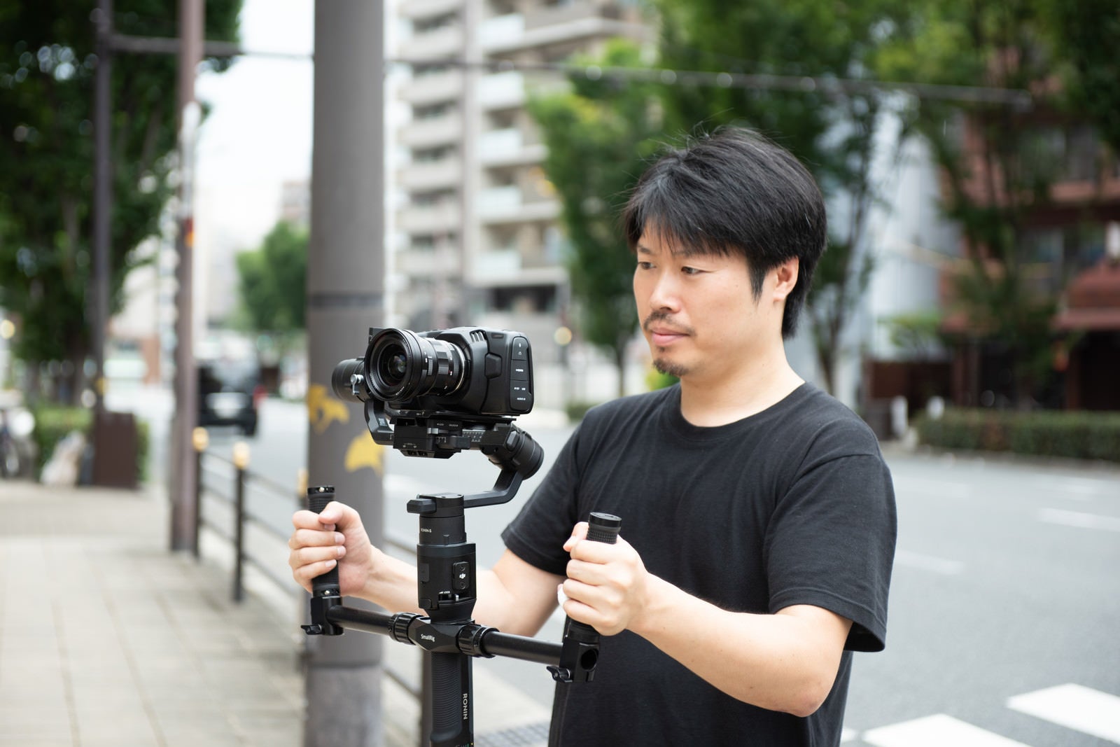 「ジンバル撮影をする男性カメラマンの様子」の写真［モデル：瀧野恵太］
