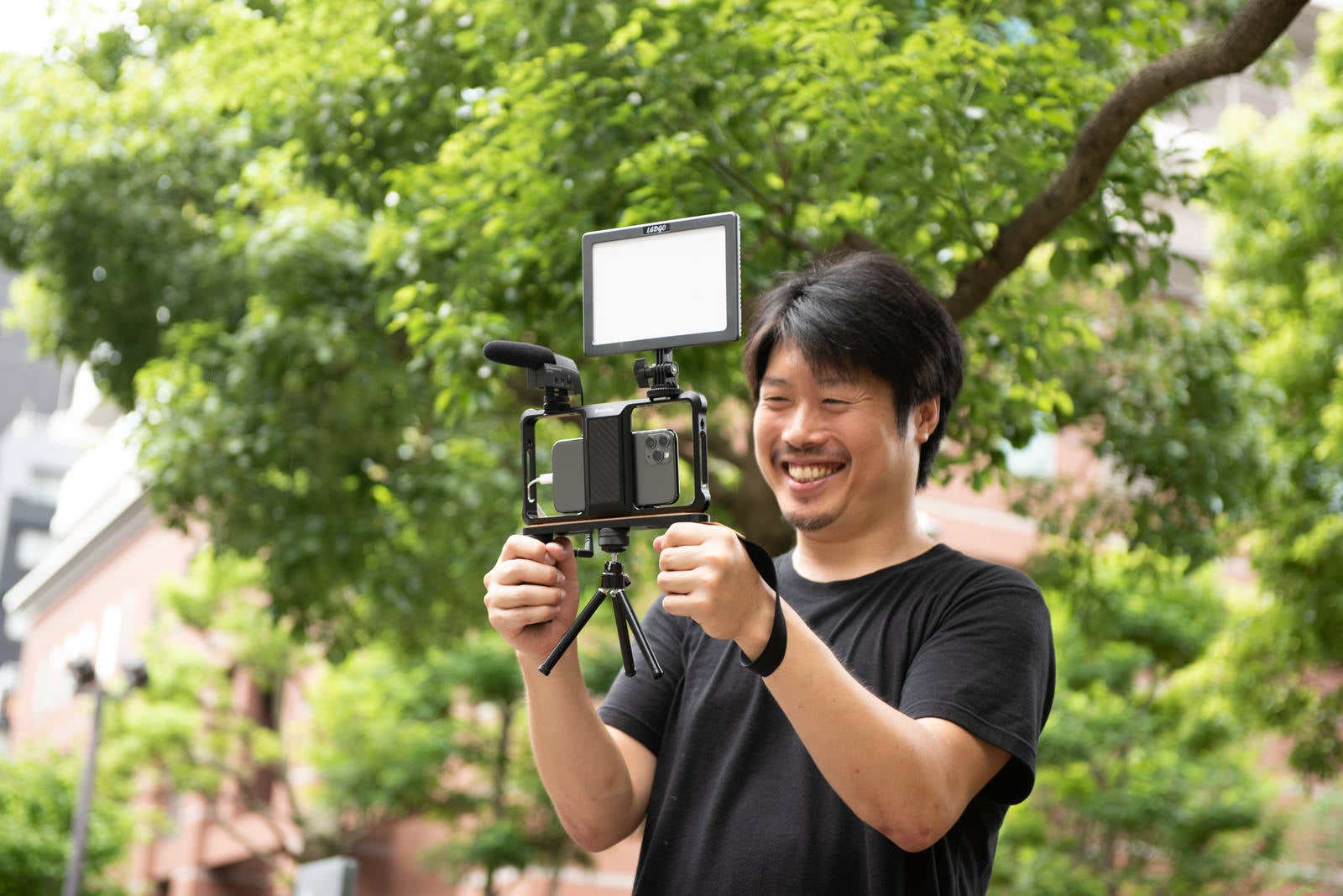 「スマホカメラで動画撮影をするカメラマン」の写真［モデル：瀧野恵太］