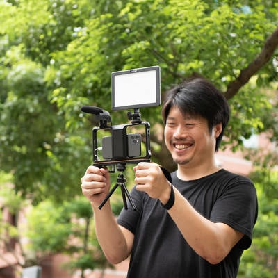 スマホカメラで動画撮影をするカメラマンの写真