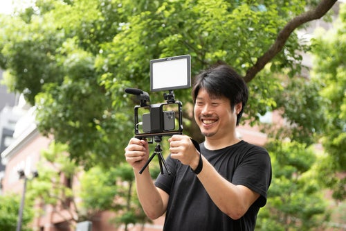 スマホカメラで動画撮影をするカメラマンの写真