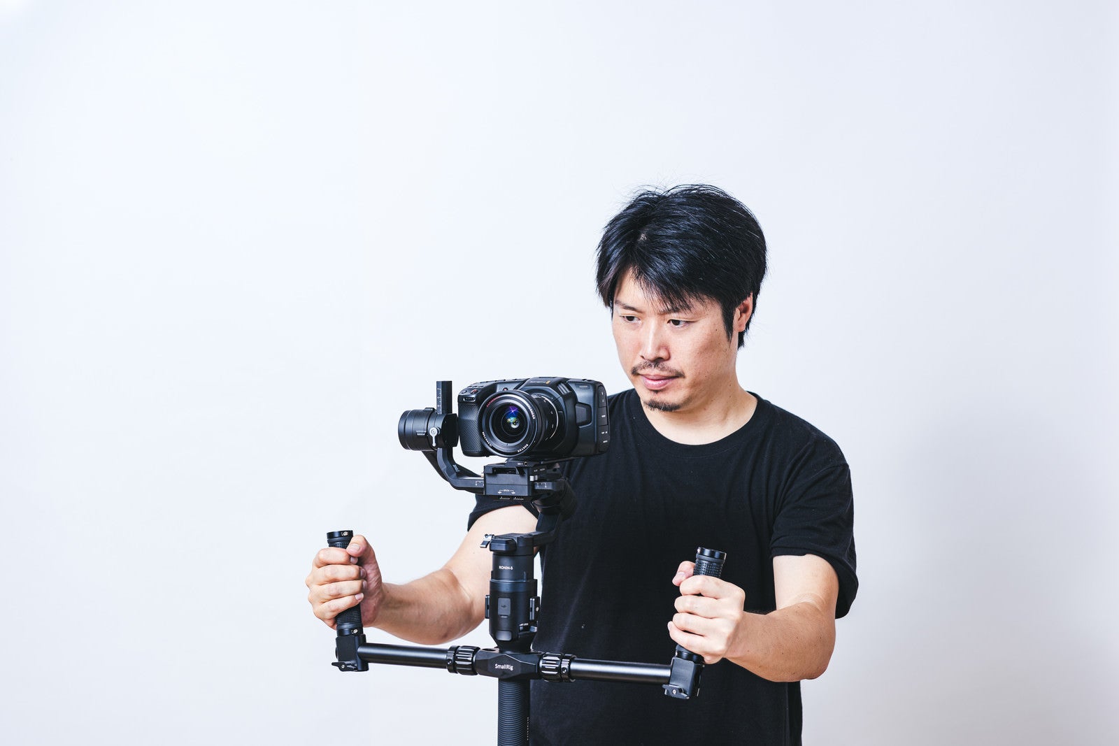 「一眼カメラをスタビライザーに乗せてムービーを撮る」の写真［モデル：瀧野恵太］