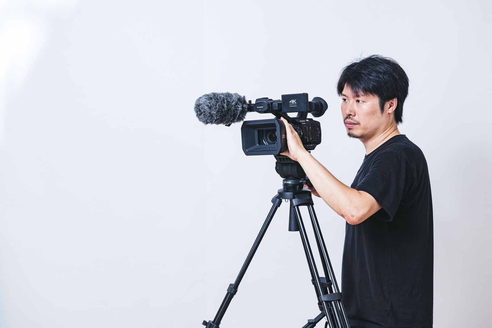 「真剣な眼差しで収録するカメラマン」の写真［モデル：瀧野恵太］